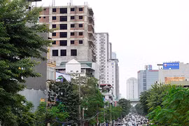 Ngán ngẩm toà nhà xây dựng ì ạch gần 10 năm giữa thủ đô