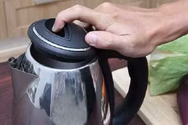 Dùng ấm siêu tốc kiểu này thì dừng lại ngay, chết người như chơi