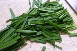 Vì sao nhà dù chật hẹp cũng nên trồng ngay cây lá hẹ? 