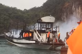 Gallery - Cháy Tàu Trên Vịnh Hạ Long - image 12