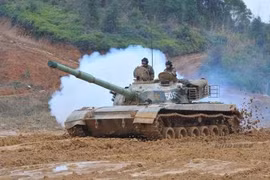 Mục kích xe tăng Type 96 của Trung Quốc lội bùn