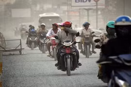 Kinh hoàng nhìn bão bụi cuồn cuộn trên đường Hà Nội
