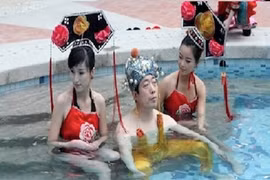 Đại gia chi núi tiền để tắm như “hoàng đế“