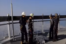 Thót tim nghề lau kính trên tòa tháp cao nhất thế giới