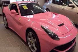 Ferrari F12 màu hồng quyến rũ xuất hiện trên phố
