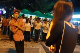 Dân mạng ngưỡng mộ màn tỏ tình với cô nàng xinh đẹp