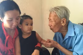 Nghẹn ngào cảnh bé gái 3 tuổi mất tích gặp lại người thân ​