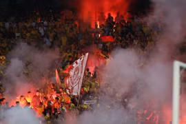 Gallery - Fan nữ trúng pháo sáng CĐV Nam Định - image 15