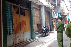 Con vay tiền không trả, bố mẹ ở nhà bị ném chất bẩn