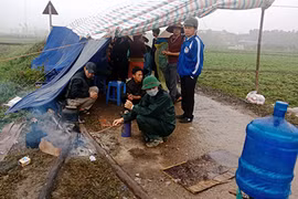 Gallery - Người dân chặn xe vào bãi rác Nam Sơn - image 7
