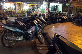 Gallery - Quán Bia Vỉa Hè Có Công An Chống Lưng - image 11