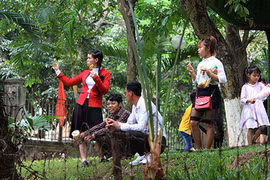 Nam thanh nữ tú đạp lên cỏ hoa, “tự sướng” ở Công viên Thủ Lệ