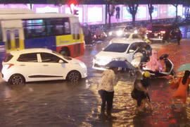 Hà Nội: Giao thông hỗn loạn vì mưa lớn