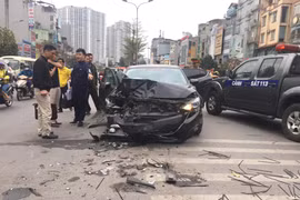 Khiếp đảm hiện trường ôtô Mazda đâm liên hoàn trên đường Trường Chinh