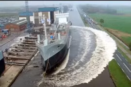 Những pha hạ thủy siêu tàu khiến người xem thót tim