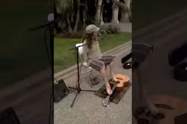 Thán phục người chơi đàn guitar bằng hai chân