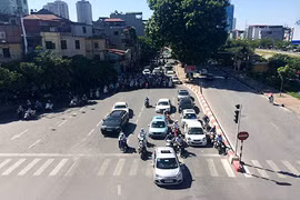Video: Cái kết của việc dừng đèn đỏ sai cách