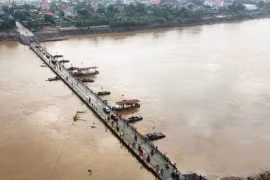 Sử dụng phà quân sự đưa đón người dân qua khu vực sập cầu Phong Châu