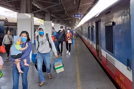 100.000 vé tàu Tết bán ra... nhiều chặng hết chỗ