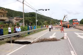 "Hố tử thần” trên Quốc lộ 18 sâu hơn 2m, rộng hơn 1m