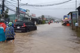 Phú Quốc mưa suốt ngày, nhiều nơi ngập sâu 50 cm