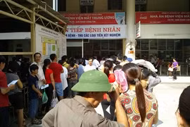 Hàng trăm người nhập viện mỗi ngày vì đau mắt đỏ