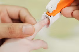 Mẹo giúp các mẹ cắt móng tay chân cho bé dễ dàng