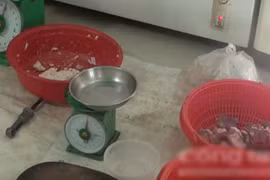 Kinh hoàng bắt tại trận giò chả bị trộn chất gây ung thư