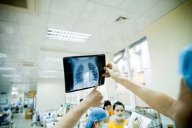 Gallery - Dịch Sởi Lại Bùng Phát - image 18