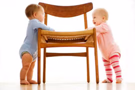 Cách cứu đôi chân vòng kiềng của bé