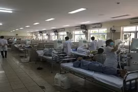 Gallery - 18 người sốc phản vệ khi chạy thận nhân tạo - image 17