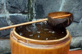 Nước mưa: ngỡ sạch mà bẩn và nguy hiểm đến không ngờ