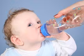 Mách mẹ tỷ lệ nước, sữa, trái cây cho bé ngày hè