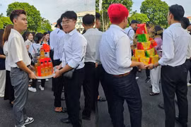 Độc lạ Hải Phòng: Hội bạn thân diện concept bê tráp mừng tốt nghiệp