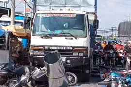 Long An: Ôtô tải tông 7 xe máy dừng đèn đỏ khiến 11 người nhập viện