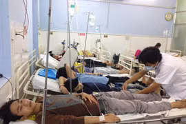 Cấp cứu hàng trăm người bị ngộ độc