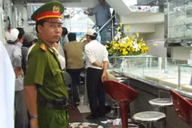 Hàng trăm lượng vàng "mọc cánh... bay" ở tiệm vàng Bình Dương