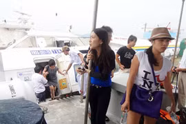 Sóng đánh vỡ kính tàu cánh ngầm, hành khách hoảng loạn