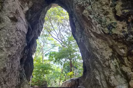 Đến Ngũ Hành Sơn không chỉ để ngắm ma nhai