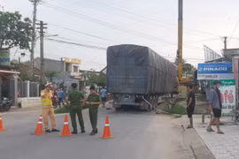 Quảng Nam: Xe tải tông nhau trên cầu, tắc đường từ đêm tới sáng