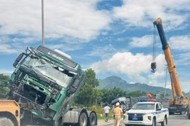 Hiện trường xe đầu kéo va chạm xe tải trên đường tránh Nam Hải Vân