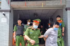 Tự đập đầu vào tủ kính khi làm việc với công an rồi livestream 