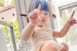 Winnie “sở hữu” đôi guốc catwalk thần kì, đi mỏi chân liền hoá thành “ghế ngồi“