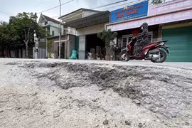 Đường tiền tỉ ở TP Vinh vừa làm xong đã chi chít ổ gà rình rập