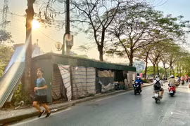Hà Nội: Vỉa hè hai bên bờ sông Sét bị chiếm dụng nghiêm trọng