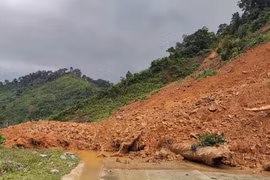 Sạt lở nghiêm trọng chia cắt tuyến đường Hồ Chí Minh