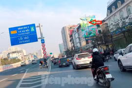 Không ánh đèn, lái xe căng mắt ‘mò mẫm’ trên tuyến đường nghìn tỷ ở Hà Nội