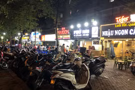 Sau hiệu ứng của ông Đoàn Ngọc Hải, vỉa hè Hà Nội lại bị lấn chiếm 