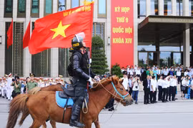 Đoàn cảnh sát cơ động kỵ binh diễu hành trước quảng trường Ba Đình