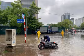 Hà Nội: Đường Dương Đình Nghệ ngập sâu, nhiều xe chết máy